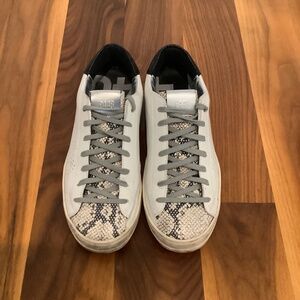 P448 Sneaker size 39 Evereve